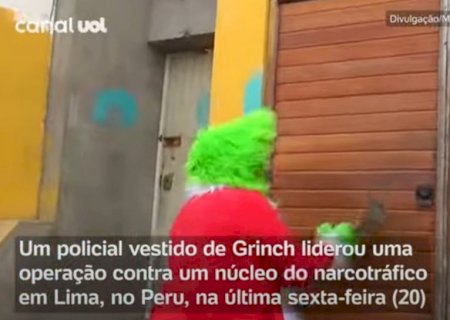 VÍDEO: Policial se veste de Grinch e invade casa de traficante no Peru