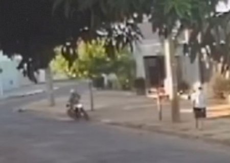 VÍDEO: Motociclista que atropelou idosa de 77 anos e fugiu é preso pela PM em Campo Grande