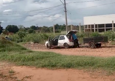 Em rua ‘cheia de problemas’, homem é flagrado jogando lixo no Jardim Los Angeles
