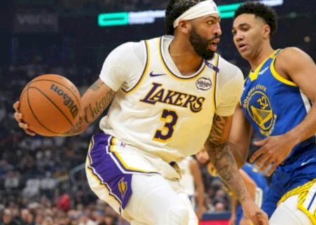 Lakers derrotam Warriors com cesta de Reaves no último segundo; LeBron iguala Curry
