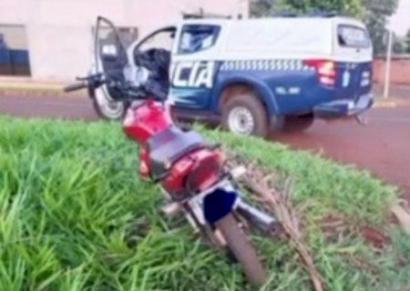 Dois em moto fogem da polícia e são presos após sofrerem queda