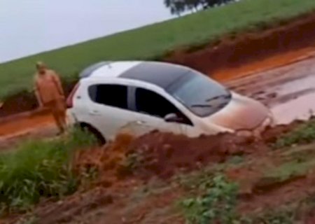 VÍDEO: estrada fica intransitável no assentamento Nova Itamarati após chuva