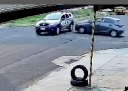 VÍDEO: Motorista de HB20 foge após fazer viatura da PM capotar no Santo Amaro
