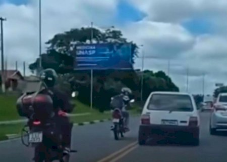 VÍDEO: motociclista é atropelado após dar tapa em retrovisor de carro