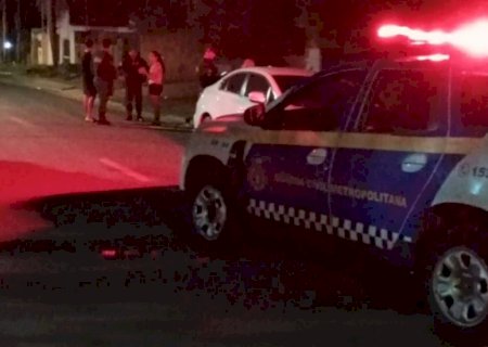 Embriagado e sem habilitação, homem causa acidente e foge no Jardim Centro Oeste