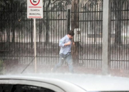 Mesmo com previsão, chuva pega campo-grandense de surpresa