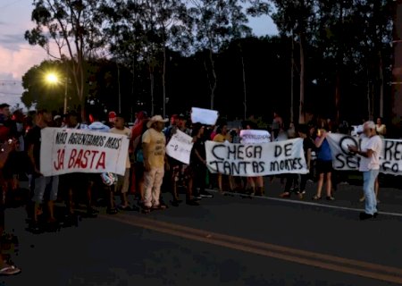 Grupo bloqueia BR-163 em Campo Grande em protesto após morte de motociclista