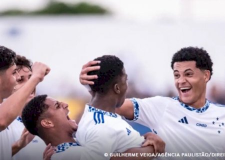 Copinha: Cruzeiro bate São Carlos e garante 1ª posição no Grupo 13