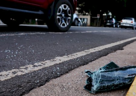 Motorista passa mal, bate o carro e é socorrido por pedestre no centro de Campo Grande