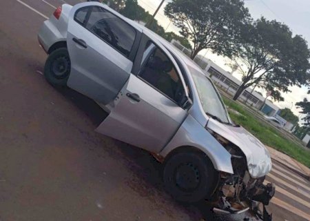 Saveiro ‘fura’ preferencial e atinge carro de aplicativo que levava bebê na Gury Marques