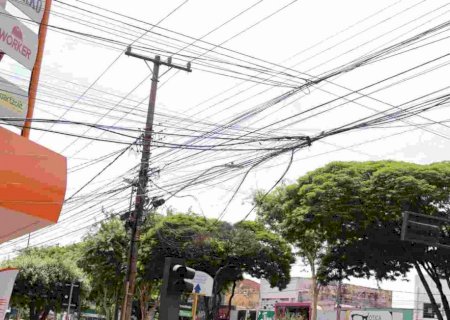 Dourados convoca operadoras para acabar com emarados de fios em postes de energia
