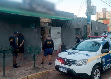 VÍDEO: homem furta mala da carroceria de caminhonete estacionada em frente a hotel no Centro