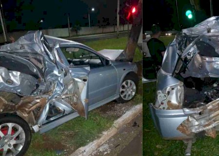 Carro fica destruído após batida com caminhão da Solurb na Avenida Duque de Caxias