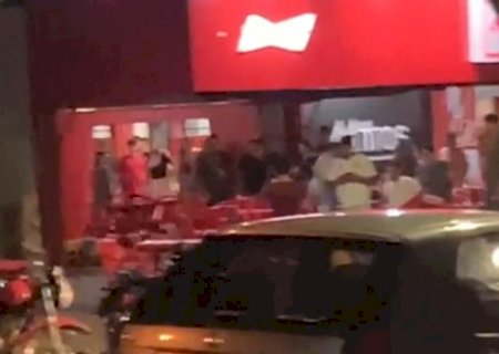 VÍDEO: Homem é executado e jovem fica ferida a tiros em bar