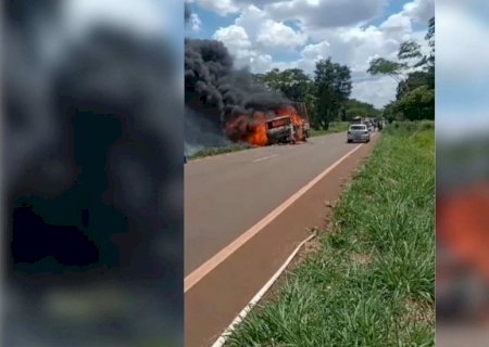 Caminhão pega fogo e fumaça é vista a distância na MS-156