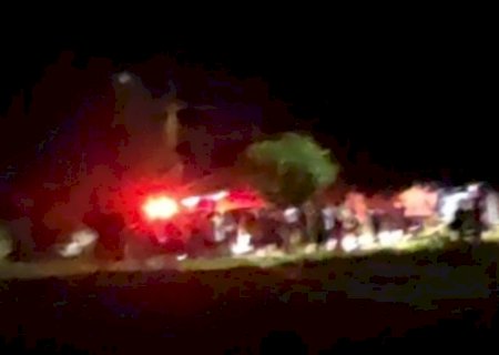 Dupla em moto mata dois e deixa mulher ferida a tiros em bar