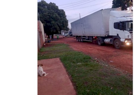 VÍDEO: Caminhão baú arrebenta parte de fiação no Nova Lima