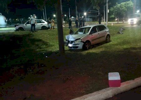 Motorista embriagado colide com carro e foge levando 15 latas de cerveja na Cônsul Assaf Trad