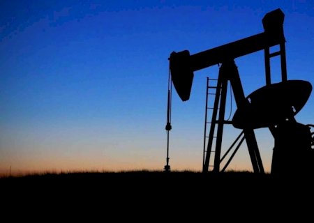 Irã envia 3 milhões de barris de petróleo de estoque na China e tenta apoiar grupos de milícias
