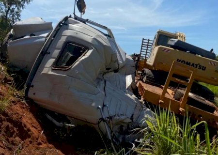 Pneu estoura e carreta que transportava escavadeira sai da pista na MS-040
