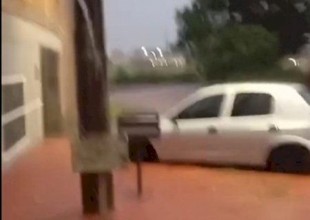 VÍDEO: Chuva em Campo Grande causa enxurradas e pontos de alagamento