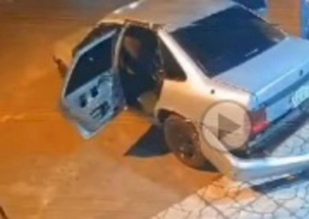 VÍDEO: Trio usa carro para arrombar loja de eletrônicos na fronteira