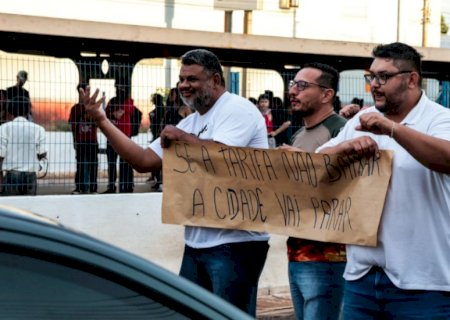Grupo ‘fecha’ terminal e protesta contra reajuste de R$ 0,20 na tarifa do Consórcio Guaicurus em Campo Grande