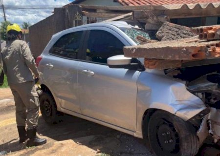 Motorista derruba muro de residência após perder controle da direção no interior de MS