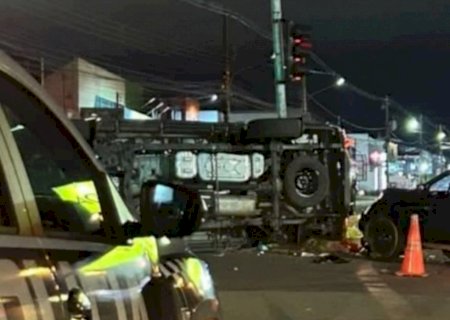 Caminhonete tomba em acidente na Mascarenhas de Morais