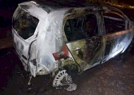 Carro de brasileira é destruído por incêndio na região de fronteira