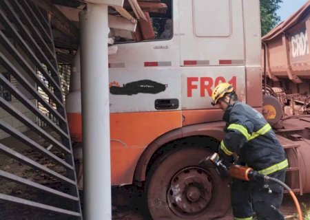 Motorista perde controle e caminhão invade casa à beira da BR-262 em Corumbá