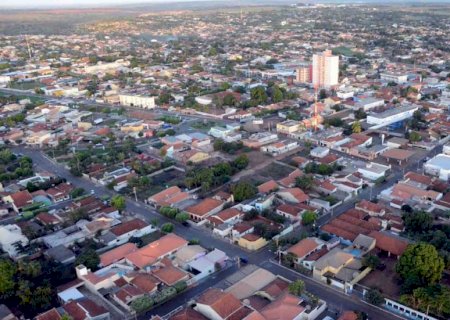 Prefeitura de Paranaíba dá 15 dias para donos limparem terrenos e imóveis abandonados