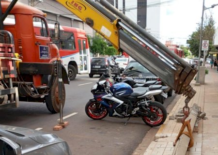 Prefeitura remove poste de telefonia que fez ‘mêsversário’ no centro de Campo Grande