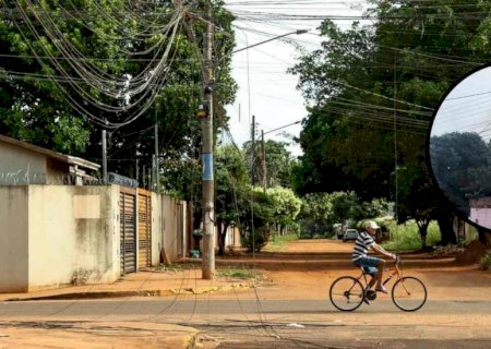 VÍDEO: No Caiobá, fios emaranhados pegam fogo e são problema para moradores
