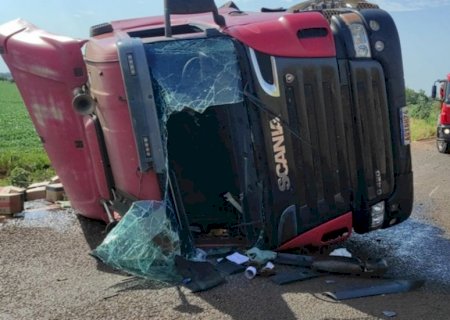 Carreta com alimentos tomba em rodovia em Rio Brilhante e interdita pista
