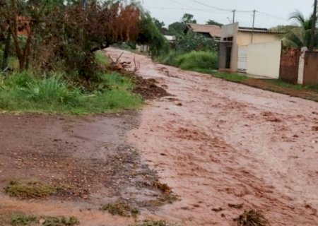 Chuva transforma rua do Parque do Lageado em rio e ‘arrasta’ trabalho de motoniveladora