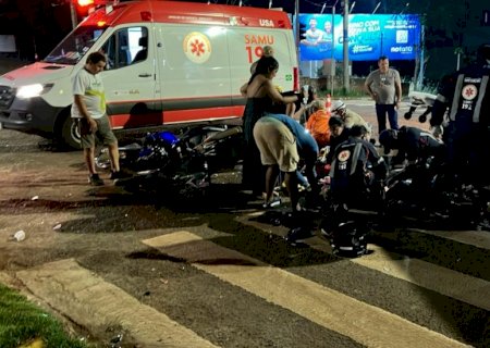 Motociclistas ficam feridos em colisão no Chácara Cachoeira