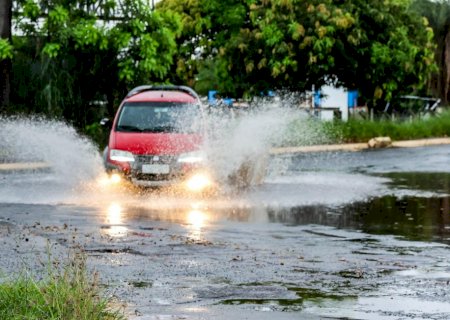 Sob alerta de chuvas intensas, Campo Grande registra pontos de alagamento