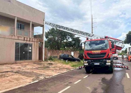 Trabalhador é socorrido com auxílio de escada Magirus após convulsão durante conserto em telhado