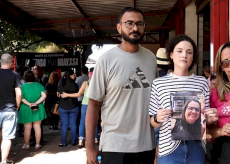 Familiares de Ana Cláudia, assassinada pelo ex em 2024, vão à manifestação e pedem justiça