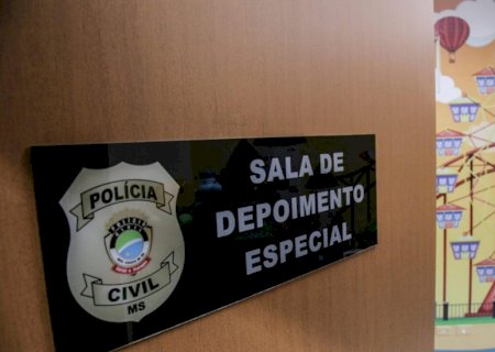 Mãe abandona menino de 5 anos trancado em apartamento e guardas  arrombam porta para resgatar criança
