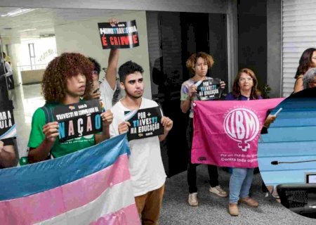 Grupo protesta e pede que Catan seja levado para comissão de ética por fala contra professora