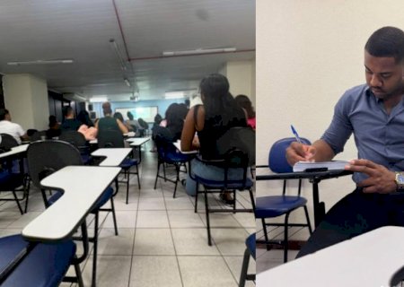 Davi Brito chega atrasado ao primeiro dia de aula na faculdade, que não é de medicina