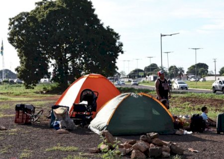 Acampados em avenida da Capital, famílias venezuelanas querem vida nova em MS