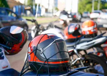“Abraço” apertado, “manobrar” com a moto: confira “manual de etiqueta” do que não fazer para não incomodar mototaxistas