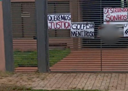 Com cartazes, vítimas de construtora investigada por calotes promovem manifestação em Bonito