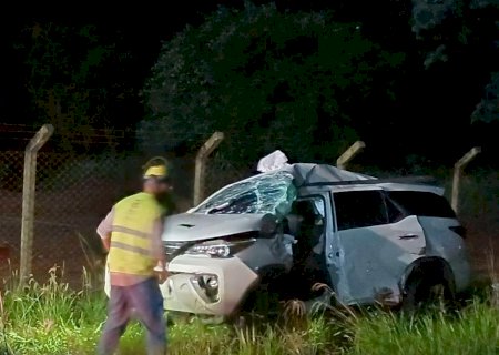 Casal fica preso nas ferragens de SW4 em acidente com carreta na BR-163