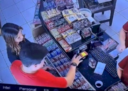 ‘Tira uma foto minha?’: Atendente se atrapalha em pedido de foto para Maria Cecília