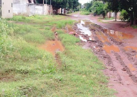 Sem asfalto, moradores do Jardim Nossa Sra. do Perpétuo Socorro enfrentam lamaçal provocado por chuvas