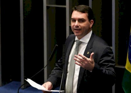 Flávio Bolsonaro diz que ‘PGR se rebaixa’ e que não há ‘nenhuma prova’ contra ex-presidente